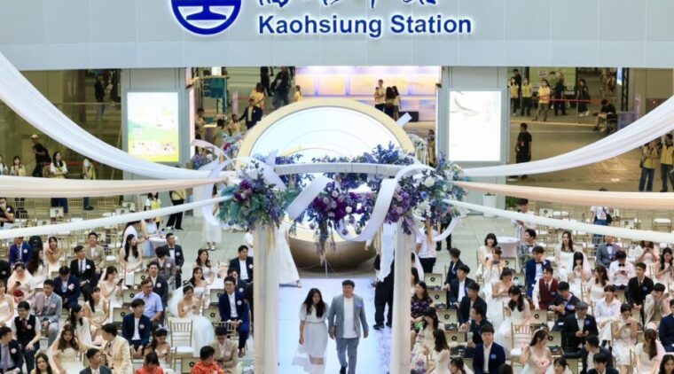 高雄火車站幸福啟程!115對新人甜蜜完成終身大事