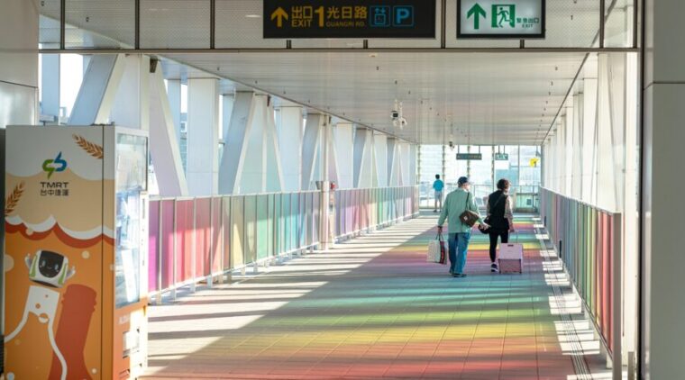 行走在彩虹上!中捷烏日站公共藝術打造城市移動美學