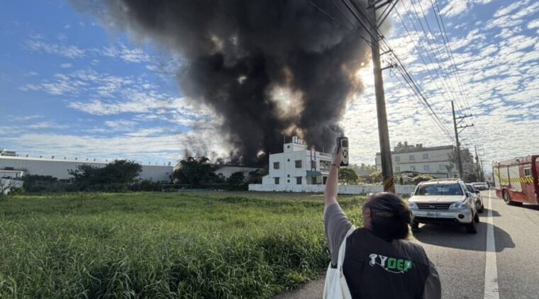 桃園蘆竹地下工廠大火釋放大量黑煙 環保局啟動空污緊急應變、非法工廠最高併罰 2,000 萬元