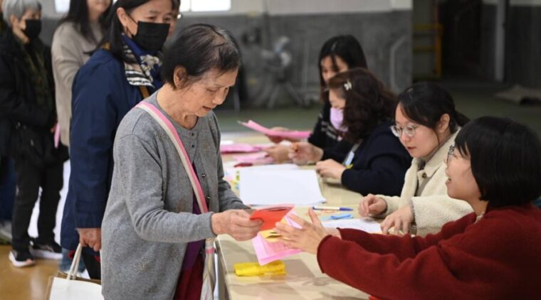 黃敏惠市長視察加碼普發6,000元現金與長輩春節禮金首日情形 市民開心領現金喊幸福