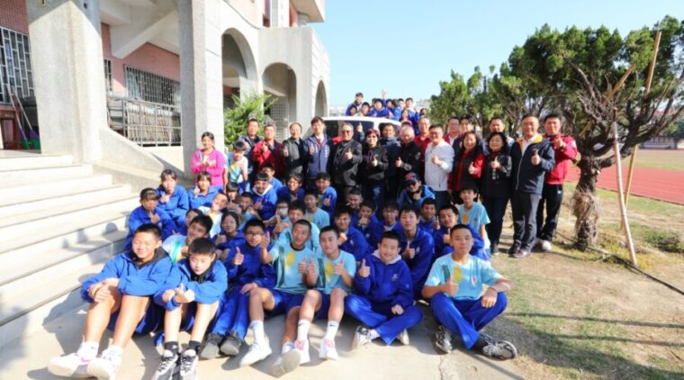 捷安特捐贈公務貨車助力中市日南國中自由車隊 完善後勤征戰全台