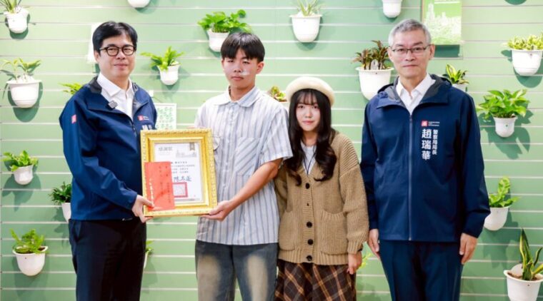 男大生阻危害擴大、國中生暖伴身障者過馬路 陳其邁公開表揚善行義舉