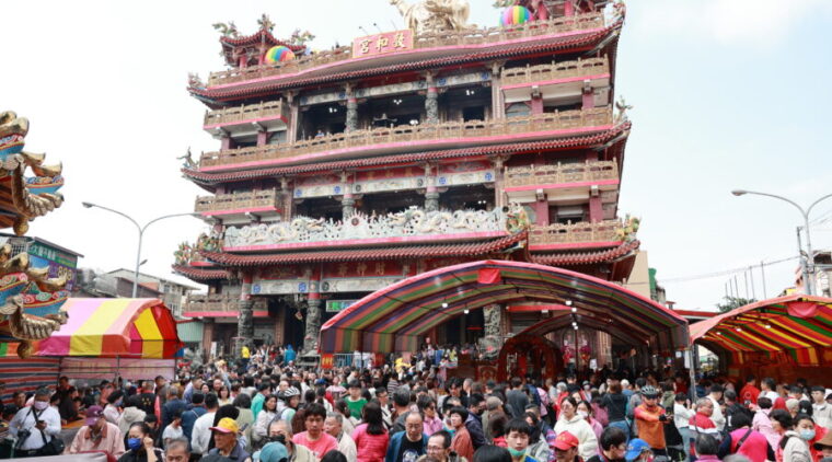 草屯敦和宮新春討喜!人潮擠爆 過財神平安橋、摸金元寶 副縣長王瑞德發紅包