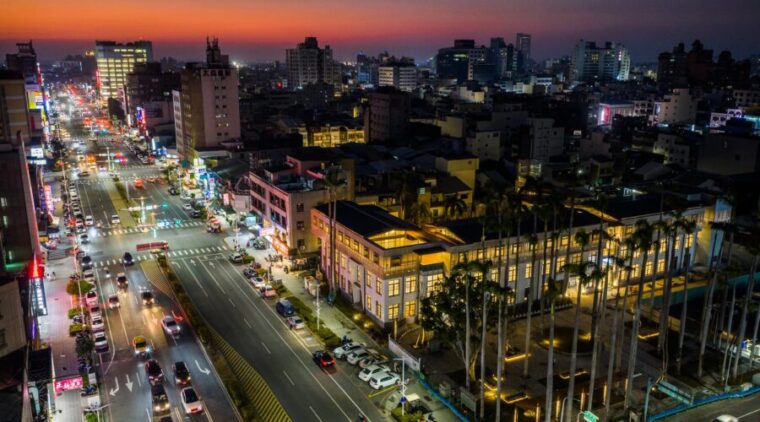 舊嘉義市公所展新風貌 過年期間搶先「試燈」照亮城市