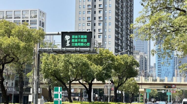 卡通巨星史努比再次現蹤台中街頭!交通局讓等公車再添趣味