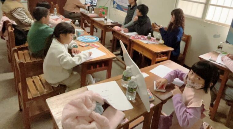 校園舊課桌椅再利用 東勢地政活化百年老屋、打造溫心協商空間