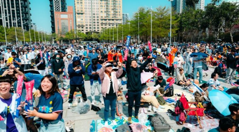 破萬球迷湧台中府前廣場抗韓!全台唯一互動Cam如臨球場