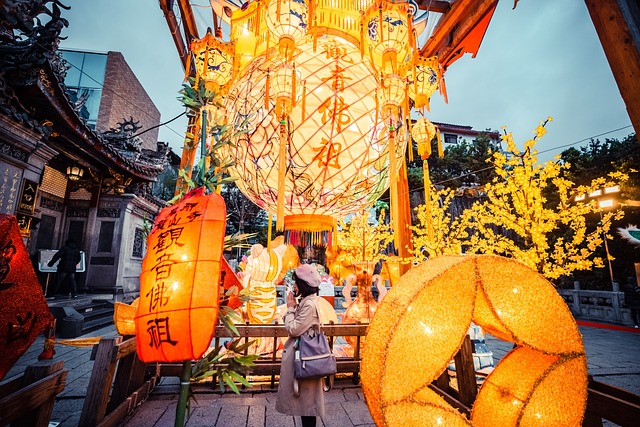 巨大紅球抵達台南！億載金城進行充氣作業、3月29日起十地點輪流展出